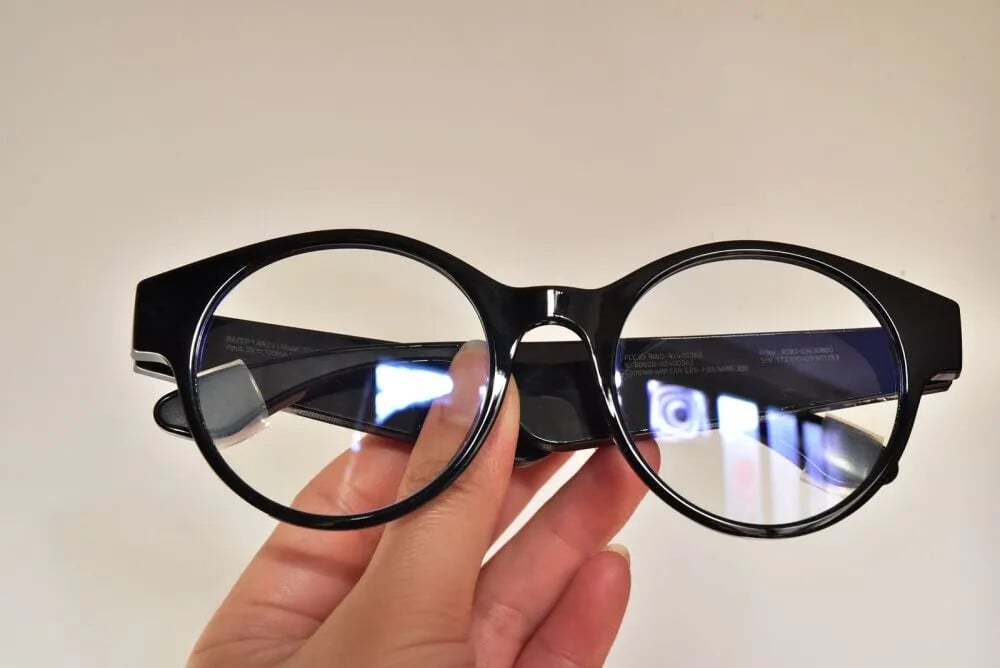 5. 有波音787機長建議,乘坐飛機時盡可能地清空口袋,鬆開皮帶、解掉領呔或圍巾,需盡快去掉身上的尖銳物體和硬物,以防在撞擊中受傷,並脫掉高跟鞋,眼鏡請拿在手中,「這樣它就不會飛走,並在關鍵時刻可以幫助你找到出路」。